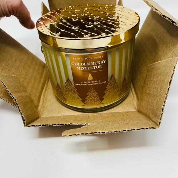 NWT Bath & Body Works Golden Berry Mistletoe 60 hour candle - Picture 3 of 7